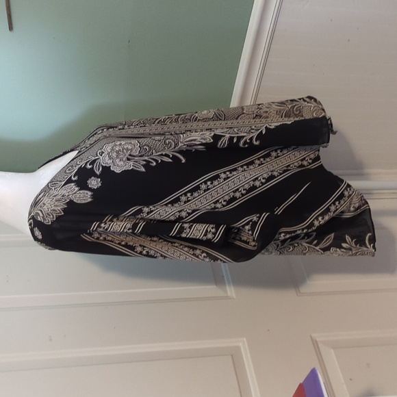 Roz & Ali 2X Black White Top Blouse Lined Abstract floral Design - Picture 7 of 10